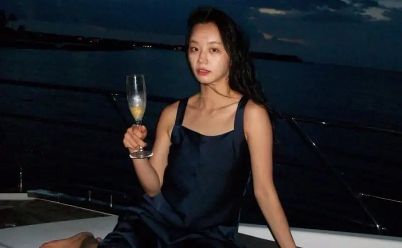 ▲31歲惠利近日帶員工到馬爾地夫旅遊，但不料竟險些溺水，自爆被海流沖走，親揭驚險求生過程。（圖／惠利IG@hyeri_0609）