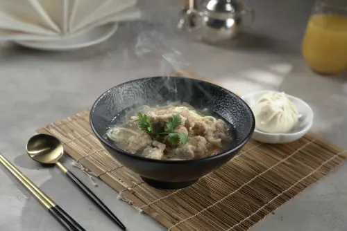 ▲早餐進化為Semi Buffet制的早午餐，主餐選擇可同時品嚐宜蘭名店「阿娘給的蒜味肉羹麵」與花蓮名店「公正包子」。（圖／雲品國際提供）