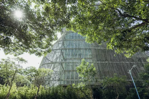 ▲「了了礁溪」也強調，建築外觀是由自然洋行曾志偉團隊操刀，以碳化「孟宗竹」包圍。（圖／雲品國際提供）