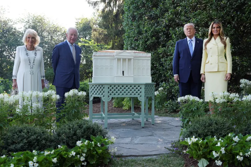    ▲英國國王查爾斯三世（King Charles）與王后卡蜜拉（Queen Camilla）27日抵達美國，在白宮花園參觀蜂箱。（圖／美聯社／達志影像）  