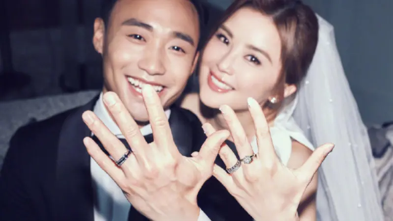 ▲蔡卓妍（右）日前才認愛小10歲健身教練林俊賢（左），今宣布結婚。（圖／蔡卓妍微博）