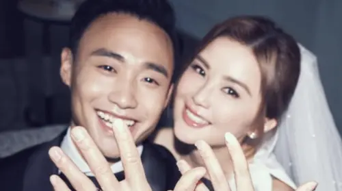 ▲蔡卓妍（阿Sa；右）與健身教練男友林俊賢（Elvis；左）今宣布結婚。（圖／翻攝自林俊賢IG）