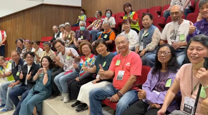 ▲吳思瑤向地方鄉親力薦沈伯洋「有古錐嗎？有古錐嗎？」（圖／翻攝畫面）