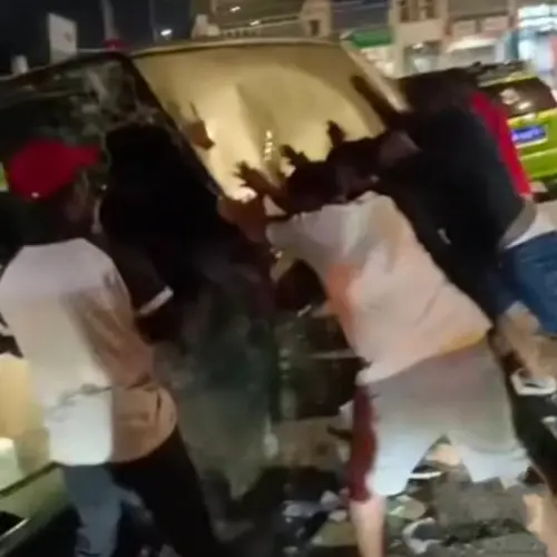 救人反成催命符？民眾合力扶正翻覆車　竟連人帶車墜溝釀悲劇