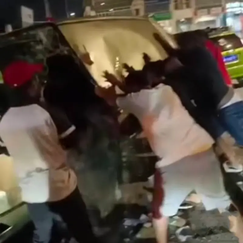 ▲民眾深夜合力推動翻覆轎車試圖救人，未料車輛重心不穩滑入路旁溝渠，導致受困司機不幸身亡，救援行動反釀悲劇。（圖／翻攝自中國報）