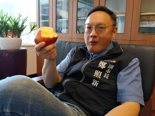 ▲別只看背心！台中市副市長鄭照新咬蘋果，實踐中午蘋果餐(圖／柳榮俊攝2026.4.28)