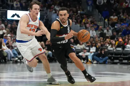 ▲瓊斯今年在魔術與獨行俠經歷了生涯低潮，來到金塊後大多時間都在守護「飲水機」，但在球隊退無可退的時刻，他豐富的季後賽經驗與穩定的心理素質，值得球隊給予15分鐘左右的上場時間嘗試。（圖／美聯社／達志影像）