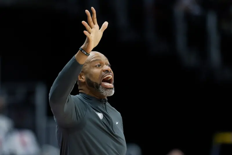 ▲魔術主帥莫斯利（Jamahl Mosley）在賽後更衣室內並未展現鬆懈，反而引用傳奇巨星「黑曼巴」科比·布萊恩（Kobe Bryant）的經典名言來警惕球員，強調戰鬥尚未結束。（圖／美聯社／達志影像）