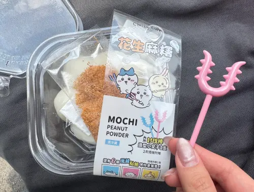 ▲「吉伊卡哇花生粉糰子」於門市陸續開賣，除了附上香濃花生粉包，還有附贈隨機造型小叉子與貼紙。（圖／記者鍾怡婷攝）