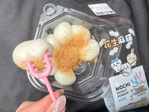 ▲7-11「吉伊卡哇花生粉糰子」可自由添加花生粉，吃起來相當Q彈，不過口感偏硬一點，建議可稍微退冰再食用。（圖／記者鍾怡婷攝）