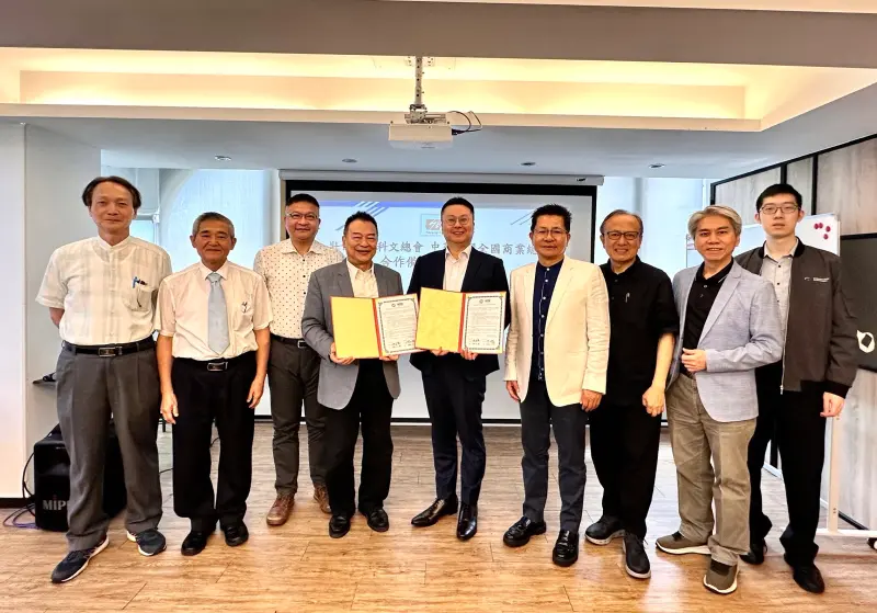 ▲今（28）日中華民國全國商業總會人力資源暨教育訓練委員會與壯世代教科文總會正式簽署合作備忘錄。（圖／壯世代教科文總會提供）