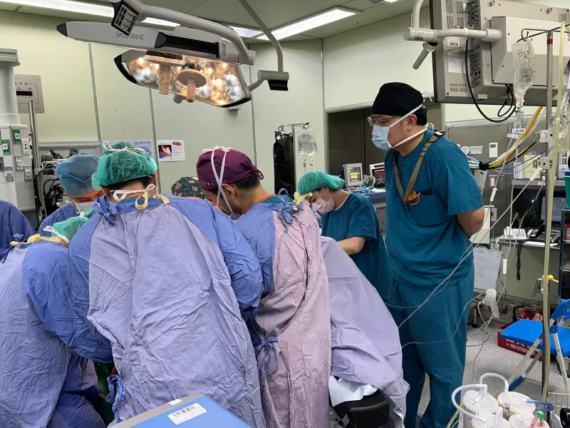 ▲直腸外科醫師黃晟瑋表示，透過跨科整合與精準評估，為患者提供更多治療選擇，爭取重生契機。（圖／黃晟瑋提供）