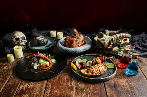 ▲六福萬怡的The Lounge大廳酒吧，也於活動期間推出「聖休亞瑞集結宴」。（圖／六福萬怡提供）