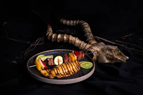 ▲「野蠻人炙烤肉串佐牛肉餃」以明火緩慢炙烤肉串，搭配手工牛肉餃。(圖／六福萬怡提供)