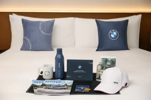 ▲台北晶華酒店 BMW 主題房，即可獲贈BMW保溫水壺或品牌棒球帽一份。（圖／晶華酒店提供）