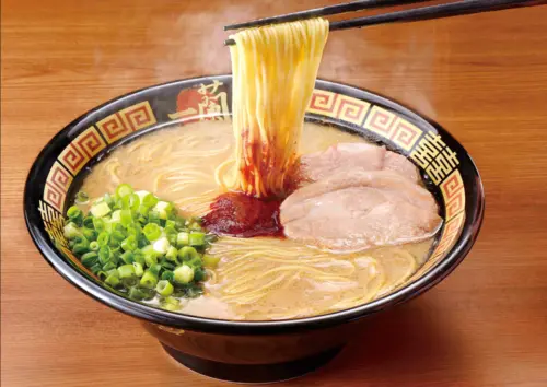 一蘭拉麵爆內鬨！撈湯員工動作太慢　同事撞人再奪湯杓代價2萬