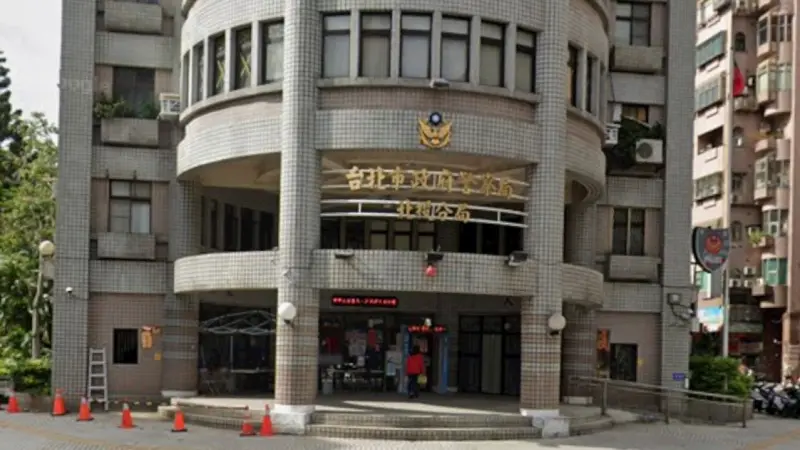 ▲台北市北投區光明路一間超商外昨（27日）有男子持清潔劑亂噴，其供稱因地板太髒。（圖／翻攝自Google Maps）