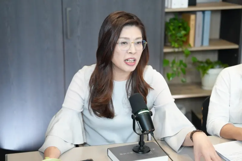 ▲國民黨主席鄭麗文今（28）日接受媒體人黃光芹專訪，首度表態「不反對8千億元軍購」。（圖／CNEWS匯流新聞網《中午來開匯》提供）