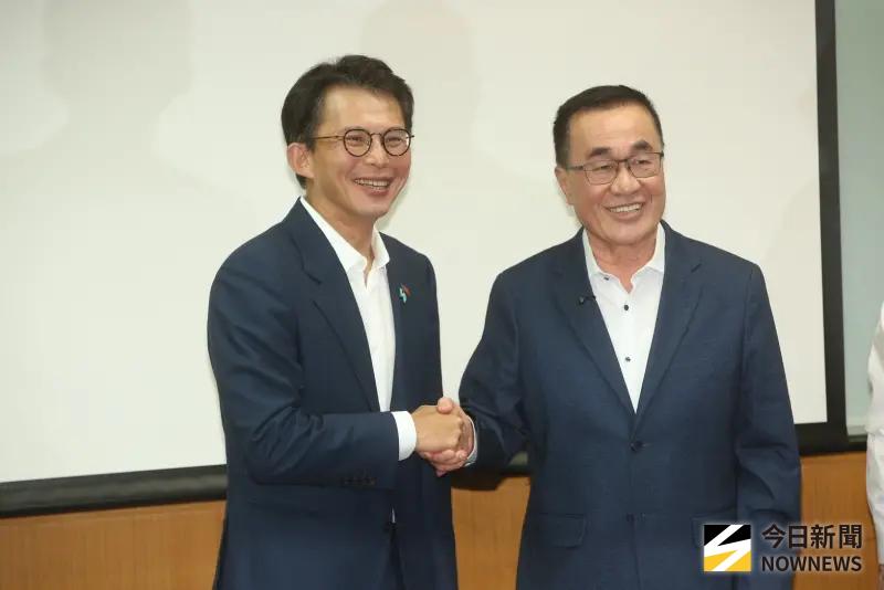 ▲新北市長參選人藍白合民調結果，由國民黨參選人李四川（右）勝出，民眾黨參選人黃國昌（左）承認民調落後是自己努力不足。（圖／記者邱曾其攝 ,2026.04.28）