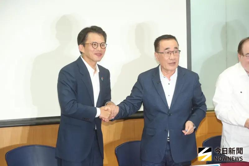 ▲新北市長參選人藍白合民調結果，民眾黨參選人黃國昌（左）民調輸給國民黨參選人李四川（右）。（圖／記者邱曾其攝 ,2026.04.28）