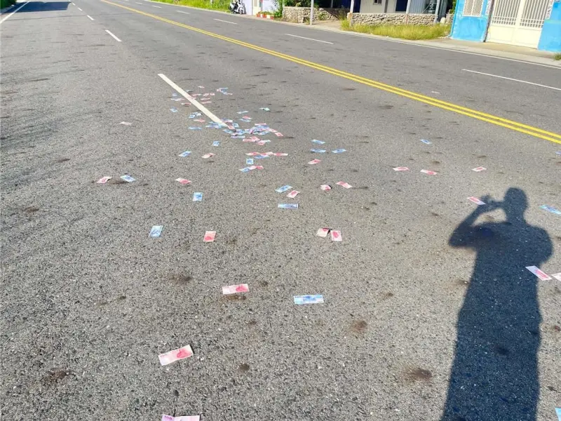 ▲澎湖阿伯騎車散落7.6萬元現金，所幸熱心民眾全數撿起送警局。（圖／民眾提供）
