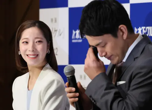 ▲木原龍一在記者會上感性哭了，三浦璃來隨即說，「變成我要帶領你了呢！」兩人一搭一唱也讓感性的場合增添喜感。（圖／美聯／達志影像）