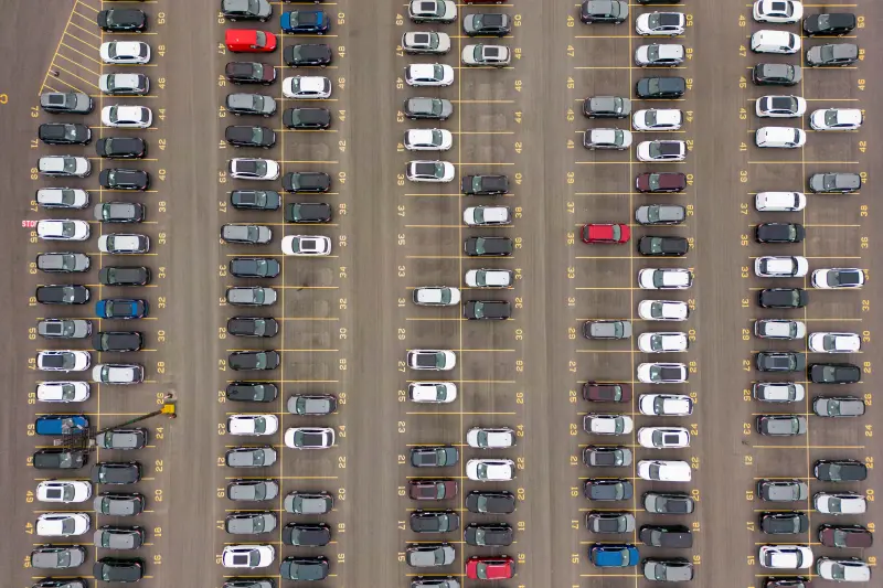 ▲日韓汽車業者已向川普政府發出警告，若《美墨加協定》未能續約或遭到削減，他們正考慮將旗下最廉價的車型撤出美國市場。圖為正在加拿大等待出貨的新車。（示意圖／路透社／達志影像）