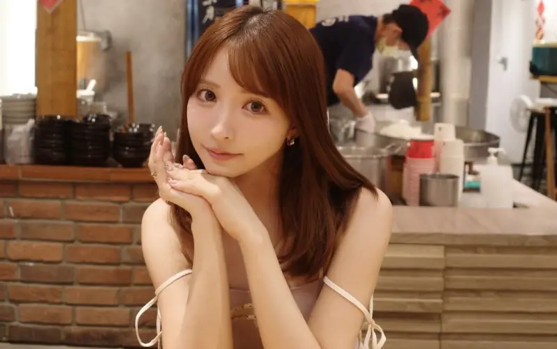 ▲三上悠亞近日在IG分享日常，竟0遮掩吃度小月、逛大稻埕，讓粉絲驚喜狂喊：「是台灣。」其中三上悠亞洋裝的肩帶滑落設計更是辣翻3.6萬人。（圖／三上悠亞IG@yua_mikami）