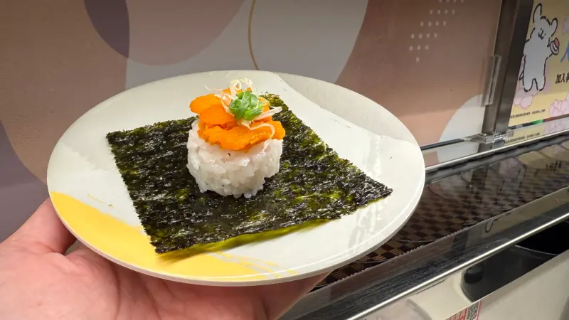 ▲衛福部食藥署今公布最新邊境查驗不合格名單，迴轉壽司爭鮮半年來首次違規，加拿大進口的「冷藏海膽卵」檢出重金屬超標，總計26.4公斤。爭鮮壽司正式官方回應了。（圖／記者蕭涵云攝）