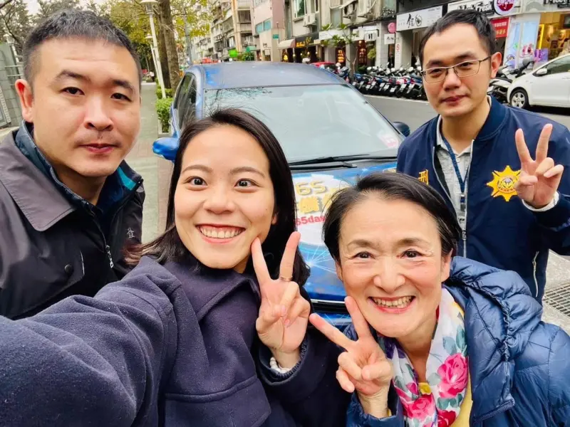 ▲台南市警第四分局育平派出所的28歲鄭姓女警車禍身亡，譚艾珍（右二）悲痛發文。（圖／翻攝自譚艾珍臉書）