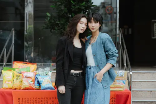 ▲袁漠遙（右）這次要挑戰反差萌，李聞熙則刻意收起愛笑本性。（圖／有意思國際傳媒提供）