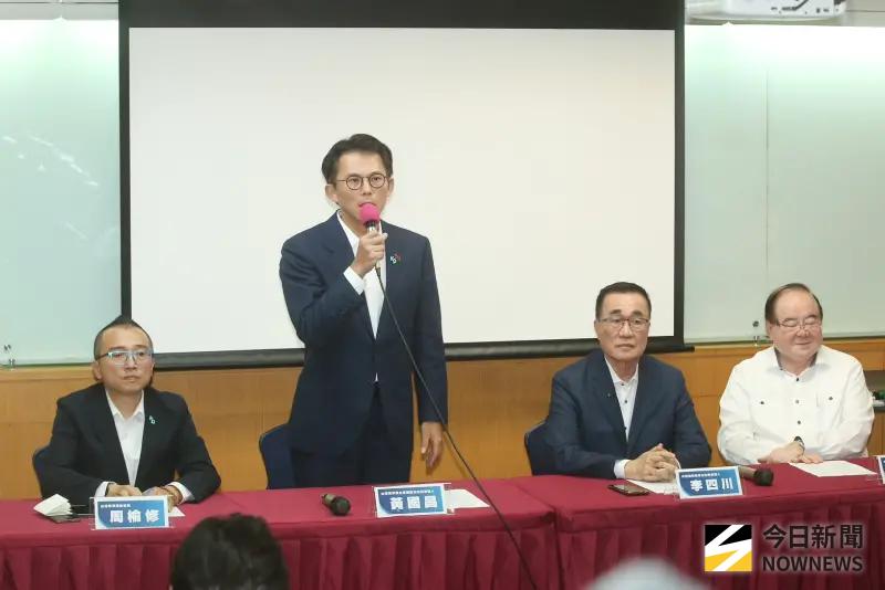 ▲國民黨、民眾黨舉行「藍白聯合治理新北市長民調結果發佈記者會」，公佈國民黨新北市長參選人李四川、民眾黨新北市長參選人黃國昌民調，結果由李四川（右二）勝出。（圖／記者邱曾其攝，2026.04.28）