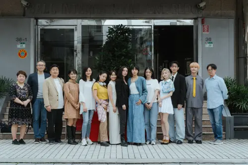 ▲炎亞綸（右二）為《她的唇，她的吻》投資方之一，當天也現身開鏡現場。（圖／有意思國際傳媒提供）