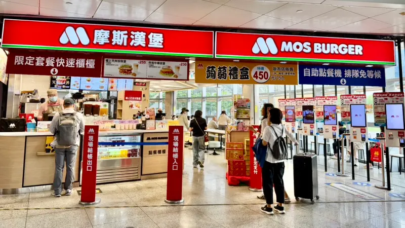 ▲日本連鎖速食摩斯漢堡台灣母公司東元集團，去年首見本業虧損。摩斯漢堡表示，2012年起強化數位服務包括MOS Order App、MIT自助點餐機Kiosk，2026年將導入自動販賣機砸重本搶客回流。（圖／摩斯漢堡提供）