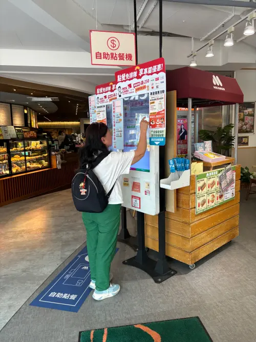 ▲摩斯漢堡強化顧客點餐速度，全面增設自助點餐機，提升服務體驗。（圖／摩斯漢堡提供）