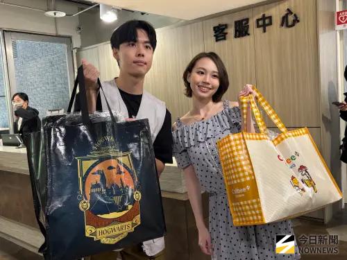 ▲會員當日單筆消費滿500元，並自備購物袋即可獲得100元商品券乙張，每日限量現領現用！（圖／記者金武鳳攝，2026.4.28)