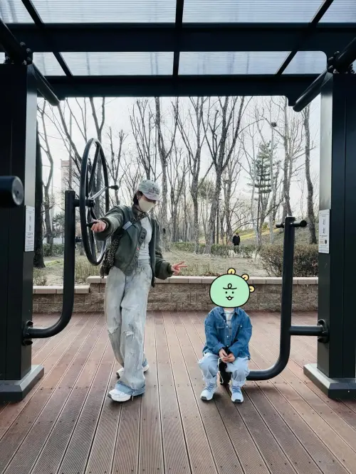 ▲孫藝真（左）分享與3歲兒子到公園玩的照片。（圖／孫藝真IG@yejinfoot_official）
