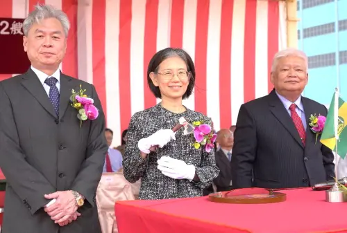 ▲台灣國際造船公司承造財政部關務署2艘100噸級巡緝艇舉行命名及下水儀式，由基隆關關務長張世棟(左)擔任命名人，高雄關關務長劉芳祝(中)擔任擲瓶人，祈求圓滿順遂、人員平安。(圖／台灣國際造船公司提供)