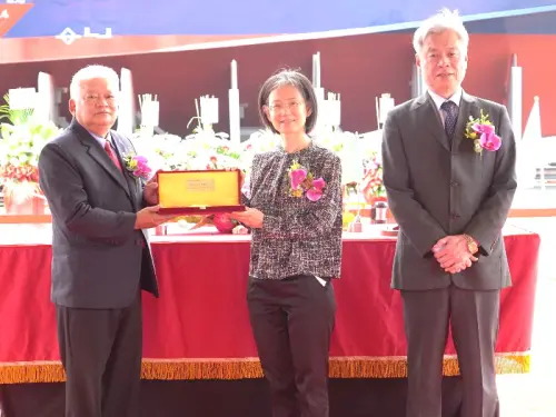 ▲台灣國際造船公司副總經理顏聰輝(左)致送擲瓶紀念斧，由高雄關關務長劉芳祝(中)代表接受。(圖／台灣國際造船公司提供)
