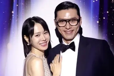 ▲孫藝真（左）今（28）日罕曬母子合照，3歲兒子小甜豆竟然暴風抽高，帥氣打扮讓粉絲驚訝直呼：「縮小版玄彬（右）」。（圖／孫藝真IG@yejinhand）