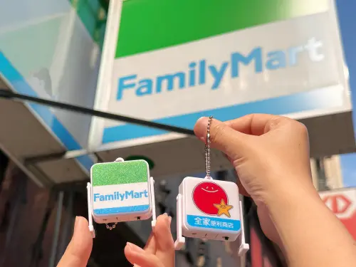 ▲五一勞動節於全家購買指定商品單筆消費滿688元，即贈送「全家直立式發光招牌吊飾」。（圖／全家提供）