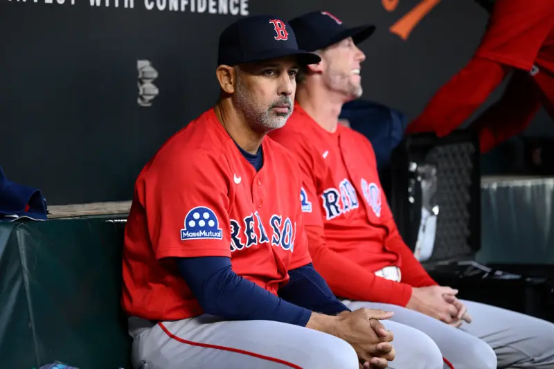 ▲波士頓紅襪突然宣布解僱總教練柯拉（Alex Cora）在內的6位教練，甚至只用一輛麵包車就將幾位異動的教練團成員載往機場，搭機返回波士頓，引發外界關注。（圖／美聯社／達志影像）