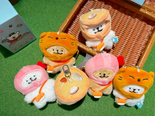 ▲絨毛公仔有3款頭套造型，除了炸蝦、狐狸造型的稻荷壽司，小平頭則是有料的茶碗蒸，好好笑。（圖／記者蕭涵云攝）