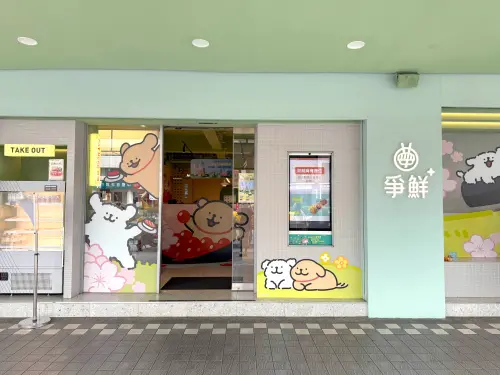 ▲爭鮮PLUS善導寺店實拍，裡裡外外滿滿線條小狗有夠可愛。（圖／記者蕭涵云攝）