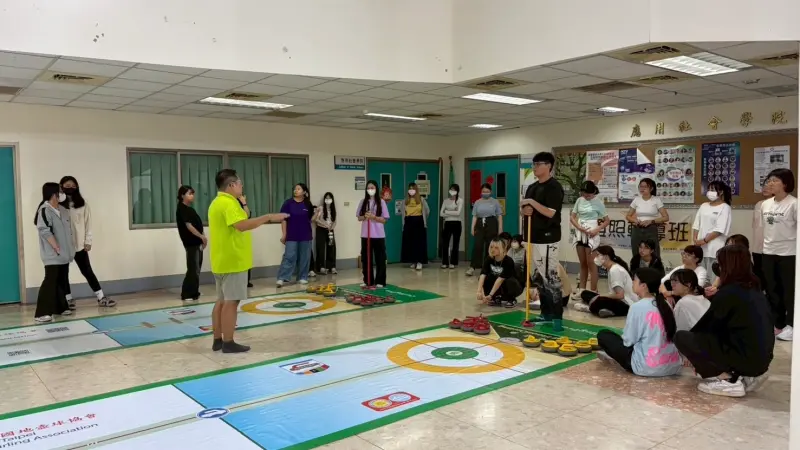 ▲講師於證照輔導班中示範地壺球規則與實作技巧。（圖／樹德科大提供）