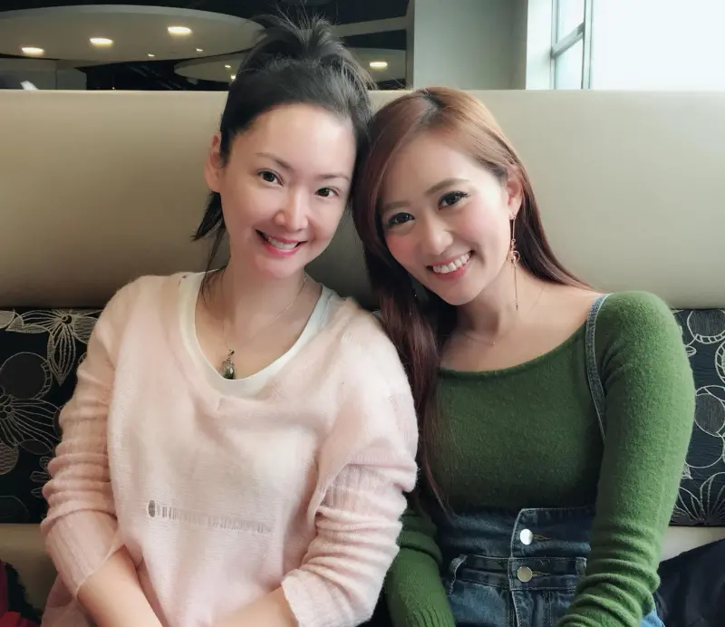 ▲王俐人（左）上SWAG拍擦邊片引來許多網友質疑「為錢脫衣」，為此她的好友白白（白馨儒，右）心疼發聲：「她是演藝圈最善良的人。」（圖／白馨儒(白白) 臉書）