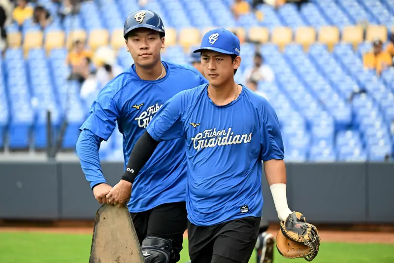 ▲富邦悍將捕手張育豪（左）近期隨一軍「見習」，總教練後藤光尊表示，希望張育豪能感受一軍氛圍，並在攻守兩端都獲得成長。（圖／富邦悍將提供,2026.4.24）