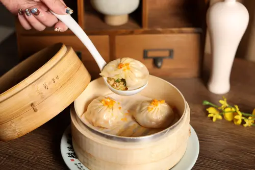 ▲小點品項多，有清蒸臭豆腐、紅油炒手、牛汁原湯浸花干與蟹黃湯包等，（圖／業者提供）