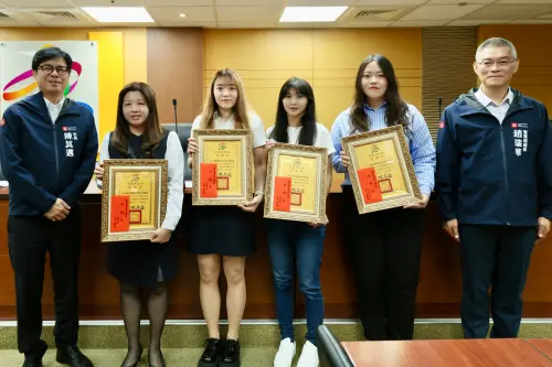 ▲ 今天的治安會報接受表揚的計有國泰世華商業銀行苓雅分行、聯邦銀行五甲分行等金融機構人員，及楠梓、三民地政事務所同仁。（圖／高市警局提供）