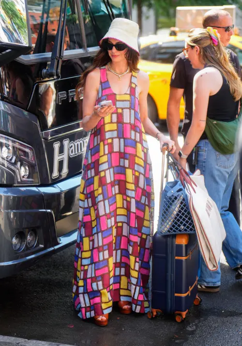 ▲安海瑟薇在《穿著PRADA的惡魔2》這襲連身長裙需要40位師傅打造，定價高達7900美元，約合台幣24.9萬元。（圖／美聯社／達志影像）